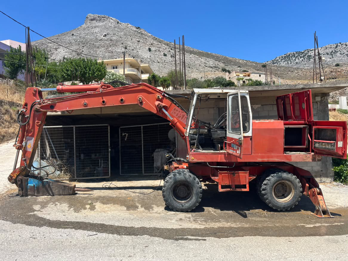Ελαστιχοφόρος εκσκαφέας με σφύρα